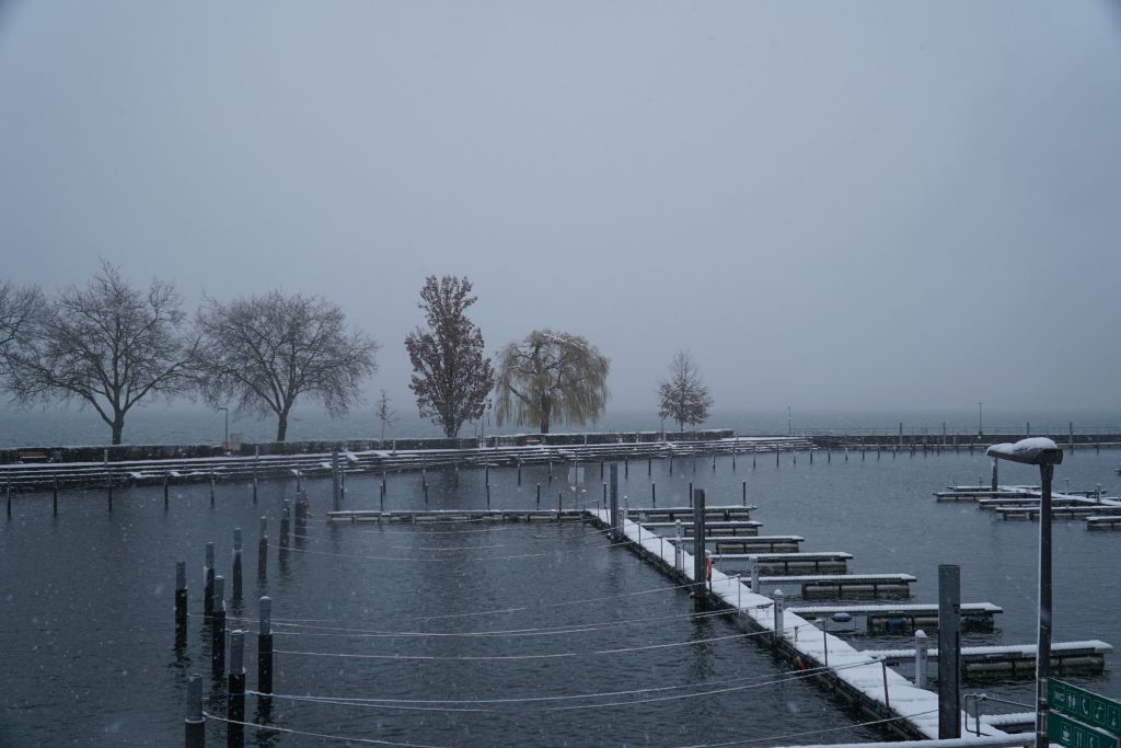 Wintereinbruch im leeren Hafen