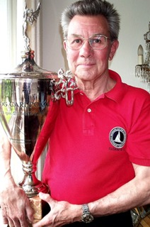 Heinz mit dem Herzog Carl Pokals des Württemberger YC 